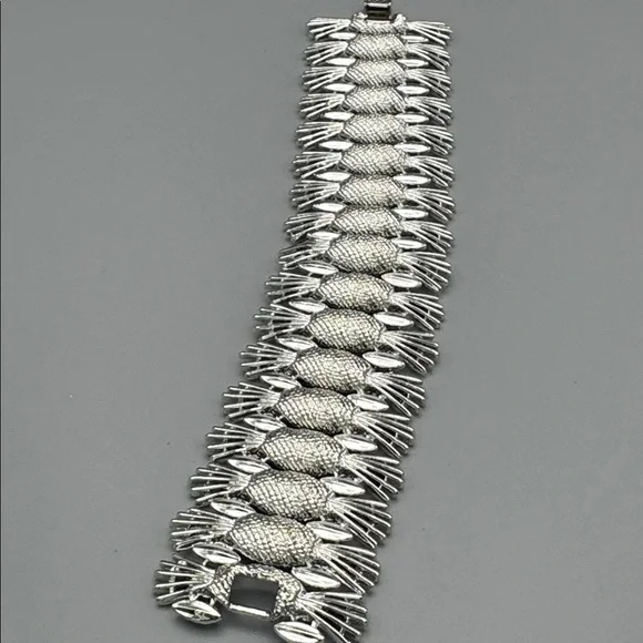 Vinage Sarah Coventry Simply Elegant Art Deco Statement Panel Bracelet - Picture 6 of 6